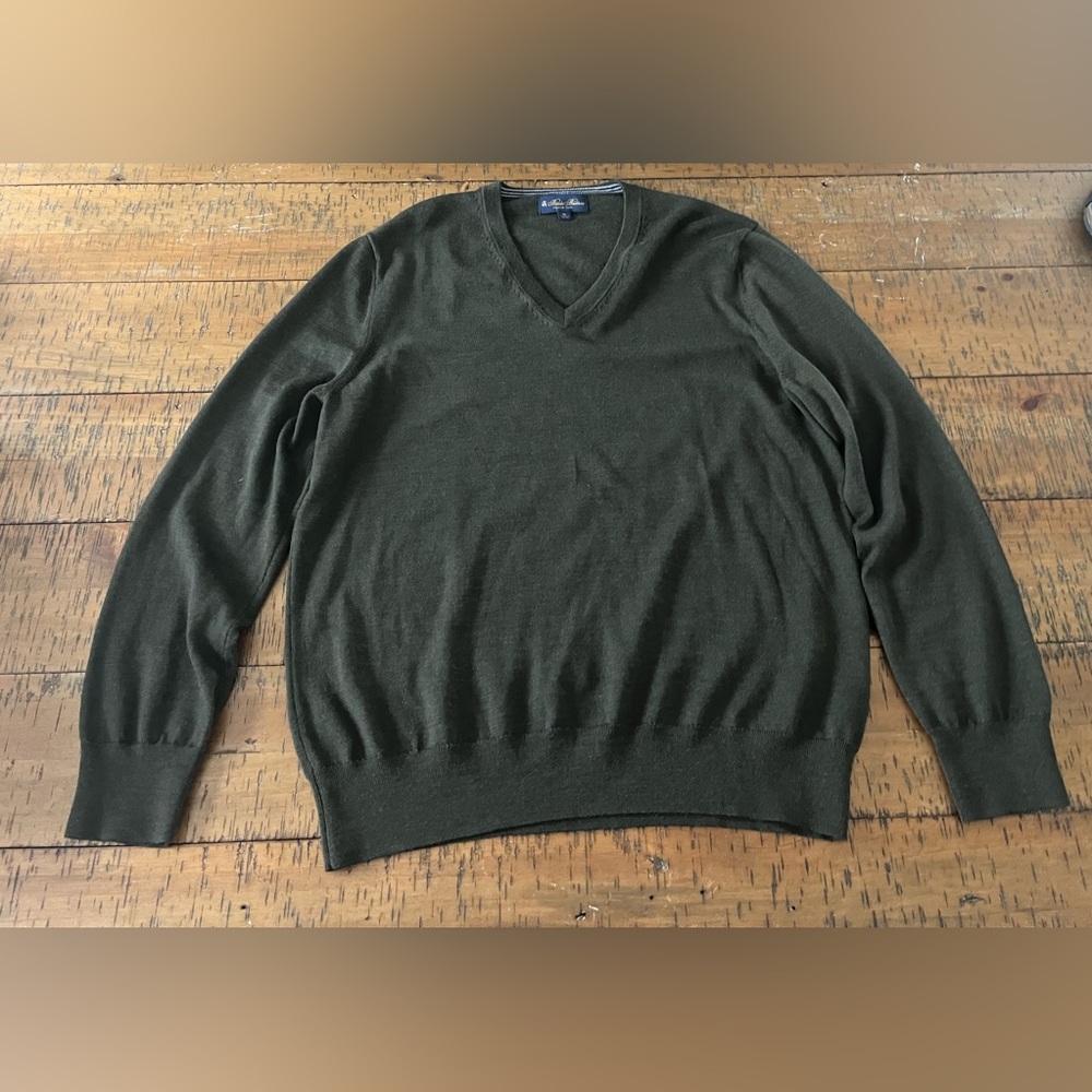 Brooks Brothers Men's Size XL 100% Merino Wool Italian Yarn V Neck Sweater